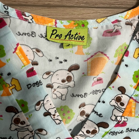 Animal Dog Multi-Color V-Neck Pro Active Scrubs Uniform Medium - Picture 3 of 4